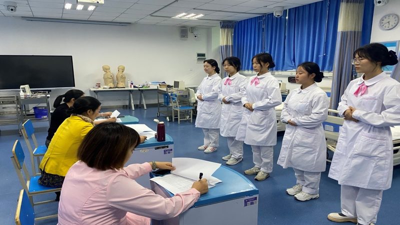 小标题：月嫂与育婴师职责差异