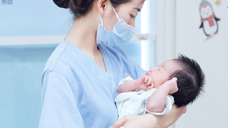 以一箱（通常为24包）为例，不同品牌、不同规格的尿不湿批发价格如下：