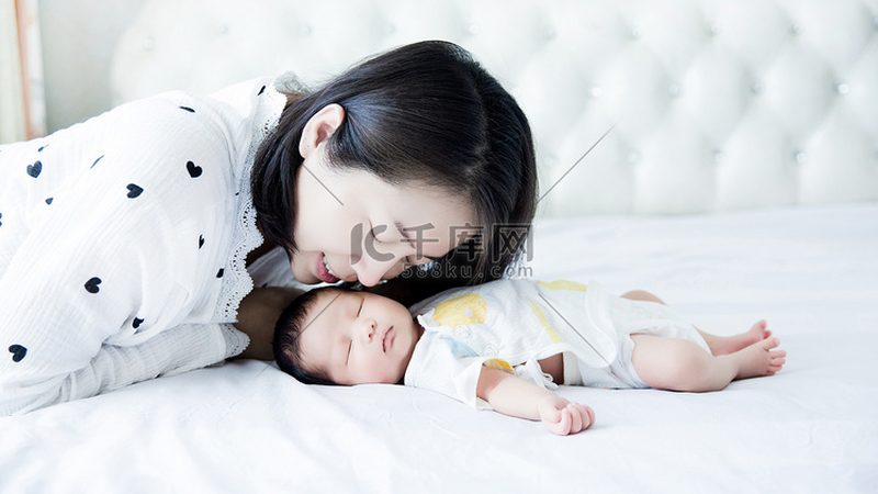 小标题：育儿嫂的角色定位